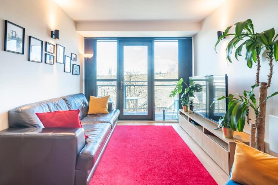 Centre & Balcony Apartment *
