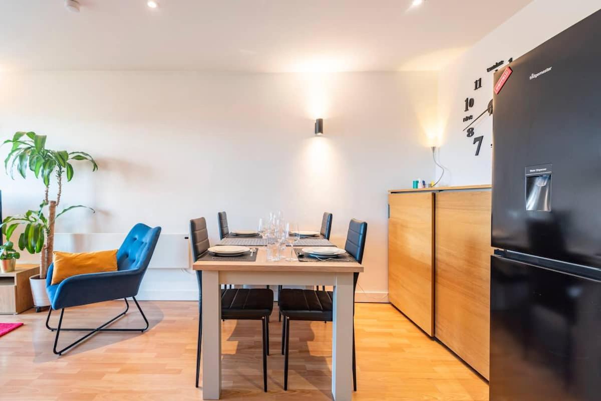 Centre & Balcony Apartment *