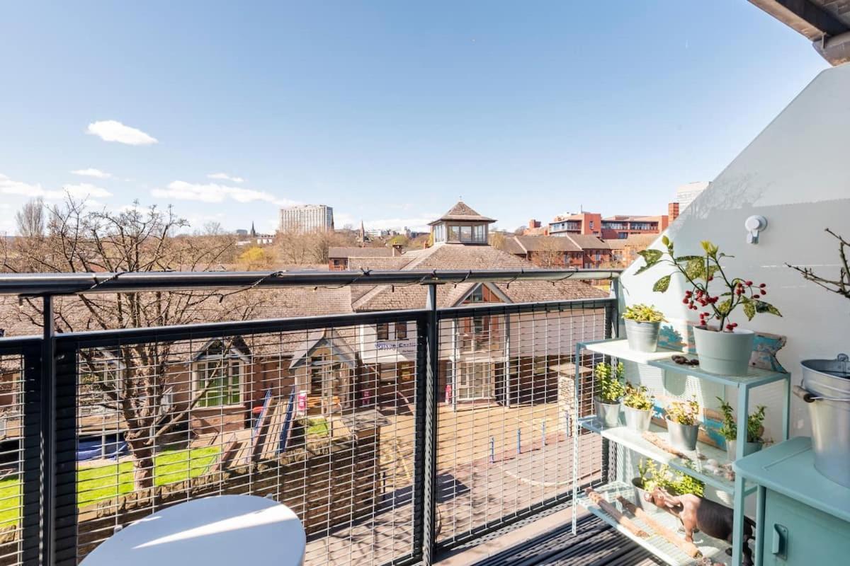 Apartment Centre & Balcony *